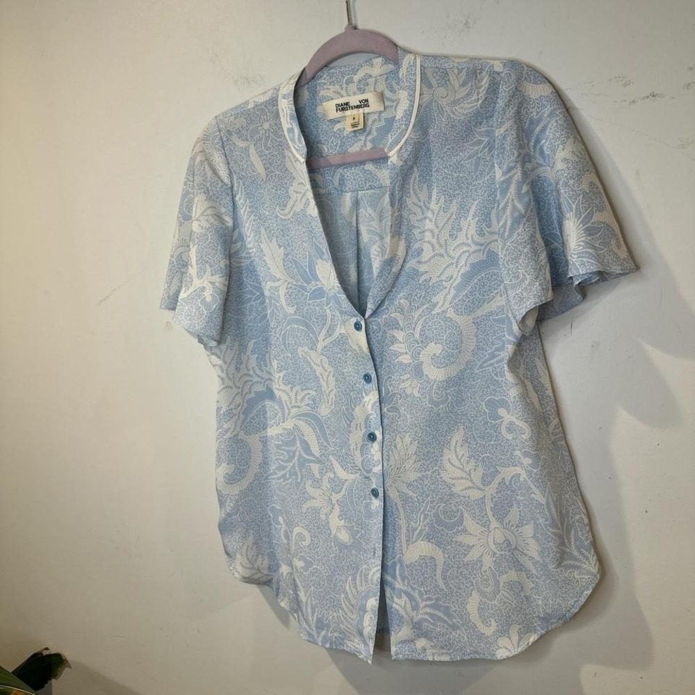 Diane von Furstenberg silk sky blue flowy floral blouse with button up 8 M/L - Picture 4 of 7